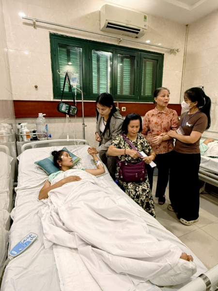 Cô giáo Hoàng Thị Hiền được trao Huân chương Dũng cảm