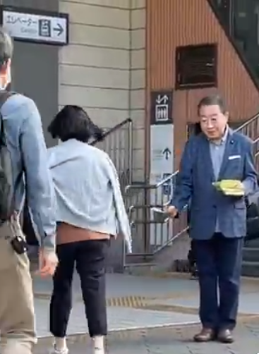 Cựu Thủ tướng Nhật Bản đi phát tờ rơi