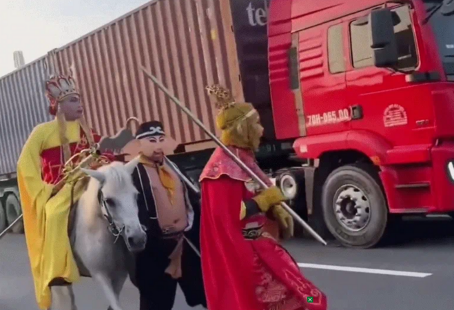Hóa trang Tây Du Ký, cưỡi ngựa vào làn ô tô: Đừng biến mạng xã hội thành nơi đánh đổi an toàn