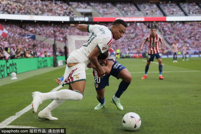 Mbappe bị kéo tụt quần vẫn quyết rê bóng tiếp :D