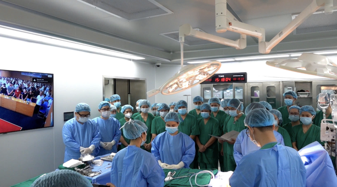 Xúc động hình ảnh y bác sĩ tiễn biệt đồng nghiệp trước giờ hiến tạng