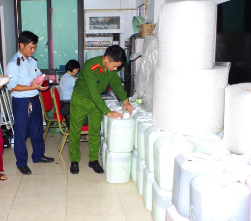 Cảnh báo từ hơn 1.300 lít “rượu đặc sản Tây Bắc” bán trên TikTok