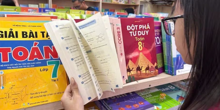 Thiếu sách giáo khoa: Đã đủ trên báo cáo, nhưng phụ huynh vẫn còn phải chờ?