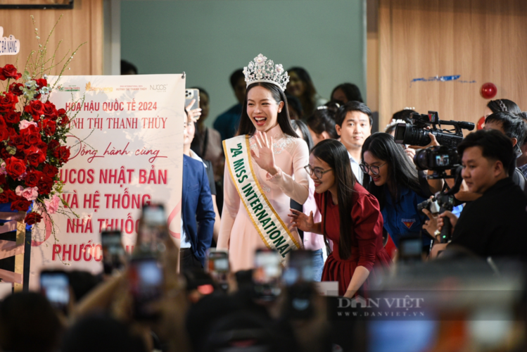 Miss International 2024 Thanh Thuỷ diện áo dài duyên dáng, được fan vây kín khi về thăm trường ở Đà Nẵng
