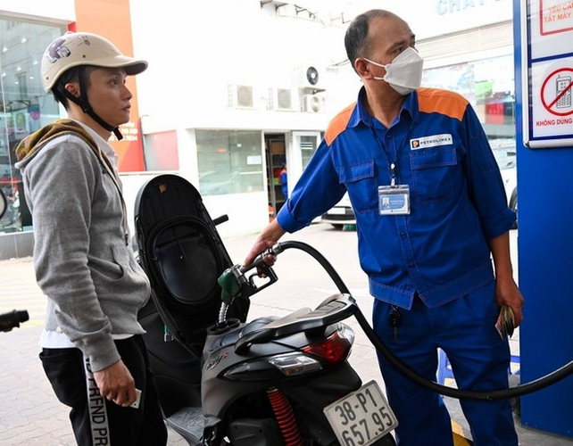 Giá xăng bất ngờ bật tăng, có loại tăng 500 đồng/lít