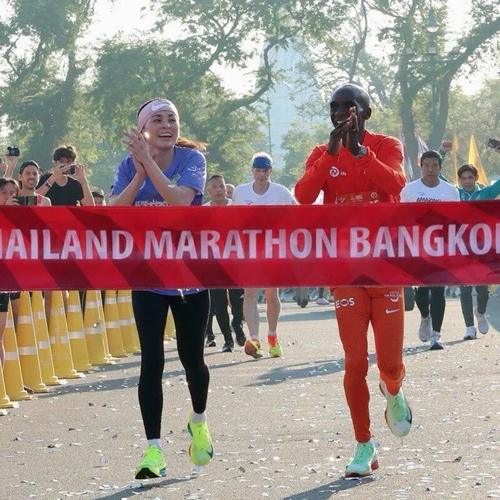 Hoàng hậu Thái Lan 45 tuổi chạy marathon, quan chức quỳ mọp xuống đường để cổ vũ