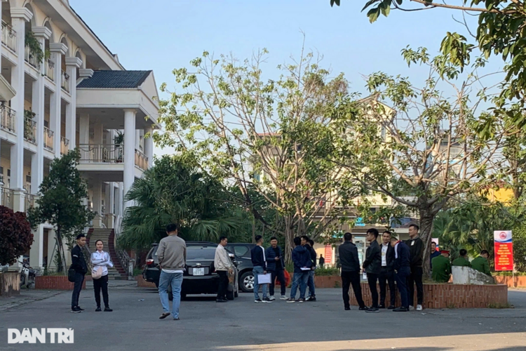 Chả nhẽ bó tay khi liên tiếp những vụ đấu giá đất vùng ven Hà Nội như trò đùa?