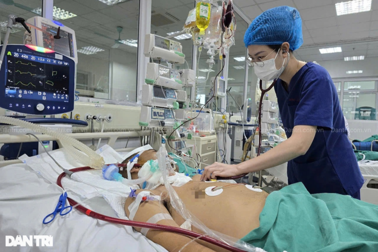 Đau lòng chồng nhiễm "khuẩn ăn thịt người", vợ nghèo bàng hoàng cầu cứu