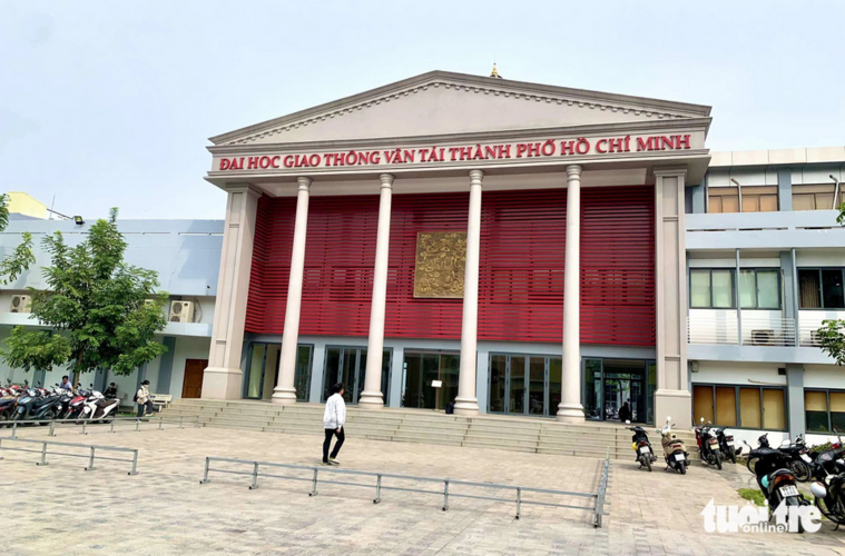 Quá vô lý khi sinh viên đạt IELTS 7.5 vẫn phải đóng tiền học tiếng Anh tại trường