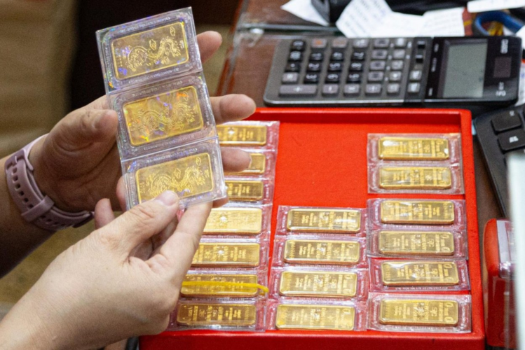 Giá vàng thế giới và vàng trong nước hôm nay vì sao cùng giảm mạnh?