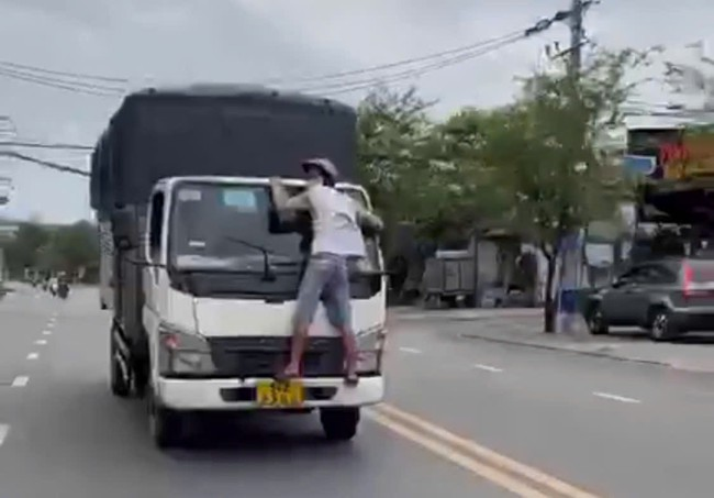 Thông tin mới vụ người đàn ông bám đầu xe tải ở Thủ Đức