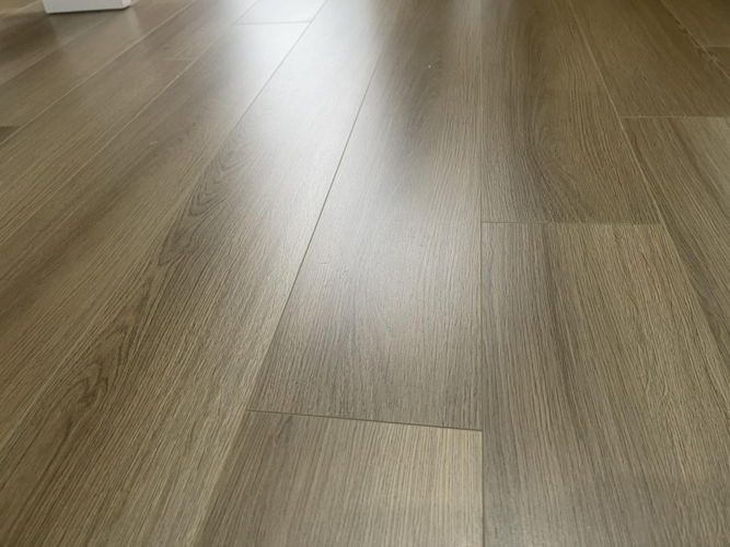 Cách lau sàn gỗ công nghiệp sạch bóng, thơm chuẩn bị đón Tết