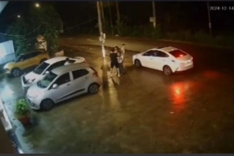 Cô gái bị người yêu cũ lái ô tô tông ngã rồi cán qua người