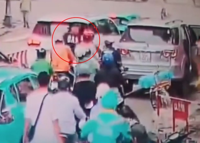 Dở thói côn đồ, đánh tới tấp người đàn ông  xin nhường đường, tài xế sẽ phải trả giá đắt!