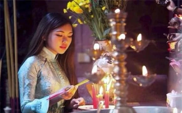 Người xưa luôn khuyên con cháu không nên thắp hương buổi tối, vì sao lại như vậy?