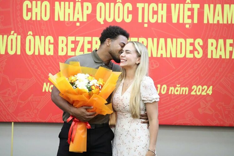 Vợ Nguyễn Xuân Son là ai, người nước nào? Bố mẹ và gia đình tiền đạo nhập tịch Việt Nam Rafaelson