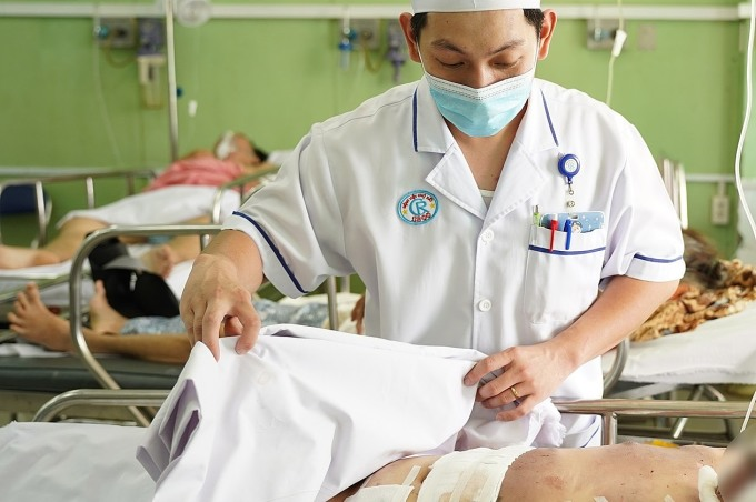 Sợ thật, bé trai 12 tuổi mất bàn tay do nổ pháo tự chế