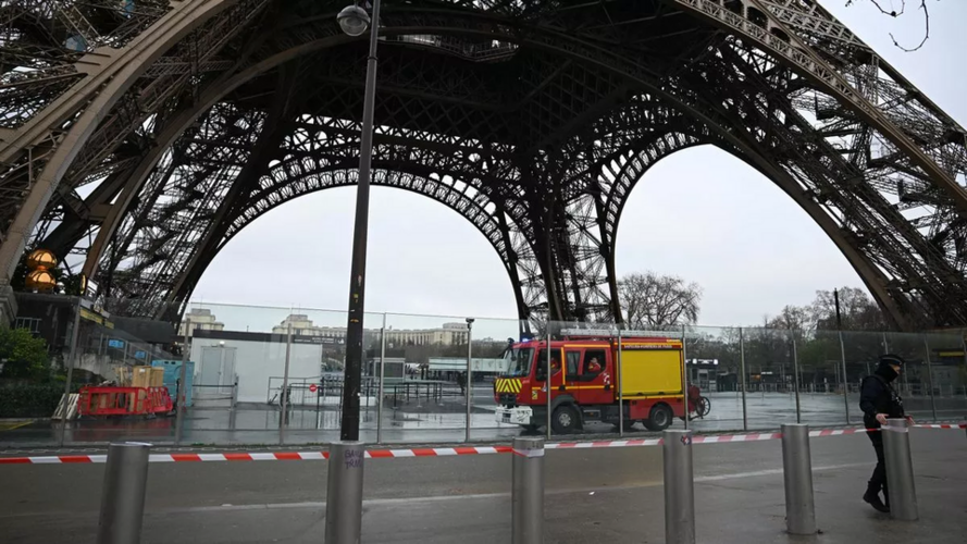 Tháp Eiffel bốc cháy, 1200 người phải sơ tán khẩn: Nguyên nhân, thiệt hại...