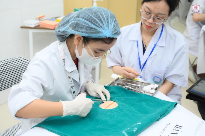 Cấp bách thu hút nhân lực y tế: Bộ Y tế đề xuất miễn học phí cho sinh viên Y, Dược
