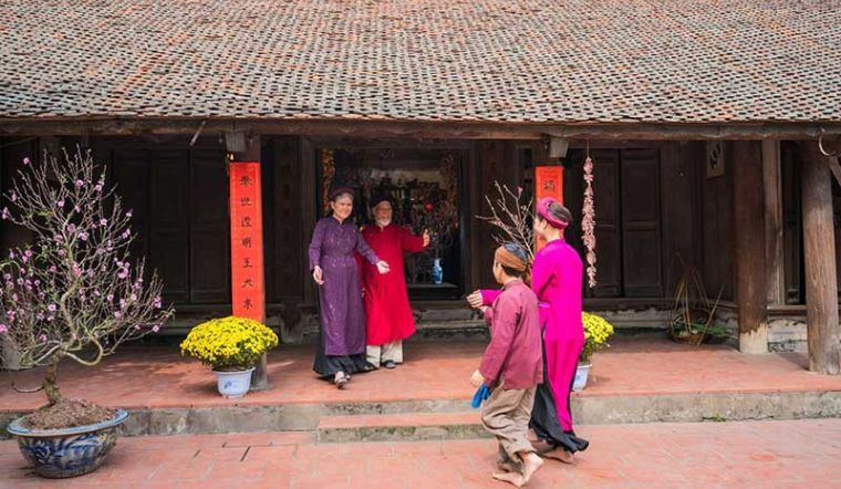 Vì sao người Hà nội cực kỳ coi trọng việc chọn người xông đất đầu năm?