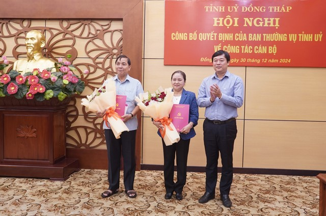 Hai quan chức tỉnh xin nghỉ hưu sớm