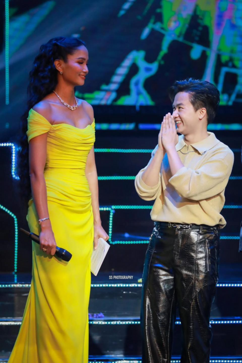 Khi bạn được xếp đứng cạnh hoa hậu
