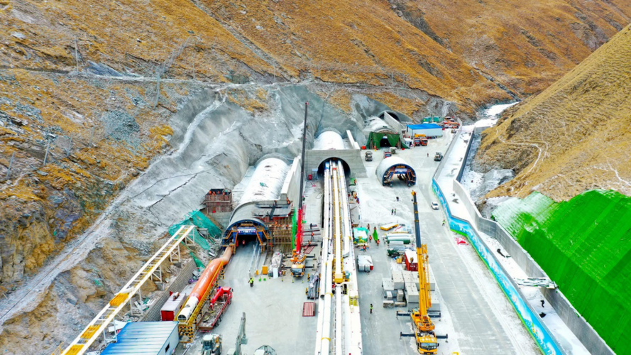 Các "pháp sư" xây dựng Trung Hoa làm đường hầm xuyên qua núi dài gần 23km!